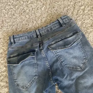 Jättesnygga nästan helt oanvända bootcut jeans från Lindex💓de har jättesnygga stängbara fickor där bak som stängs med carbor (carbon syns inte)✨de har sömmar på framsidan av låren som syns på andra bilden💗 de är i storlek 170/14y+💓kontakta förflerbilder🫶🏼💗
