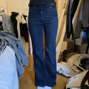 Jeans - Flare jeans med lite 70 tals stil. Söta fickor och knappar. Vet inte riktigt vad det är för storlek men skriv för mått om du är intresserad
