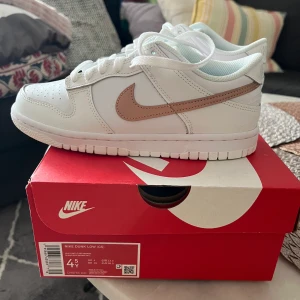Nike Dunk low (GS)  - Säljer ett par helt nya och helt oanvända Nike dunk lows GS Red Bronze-Summit White I storlek 36.5 (GS) finns att hämta i Sthlm eller köparen får stå för frakt 📦  Pris kan diskuteras vid snabb affär 