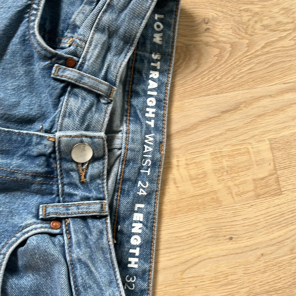 Säljer dessa low straight waist jeans från bikbok. Jeanse är i nyskick. Nypris är 700kr säljer för 300kr. Jeans & Byxor.