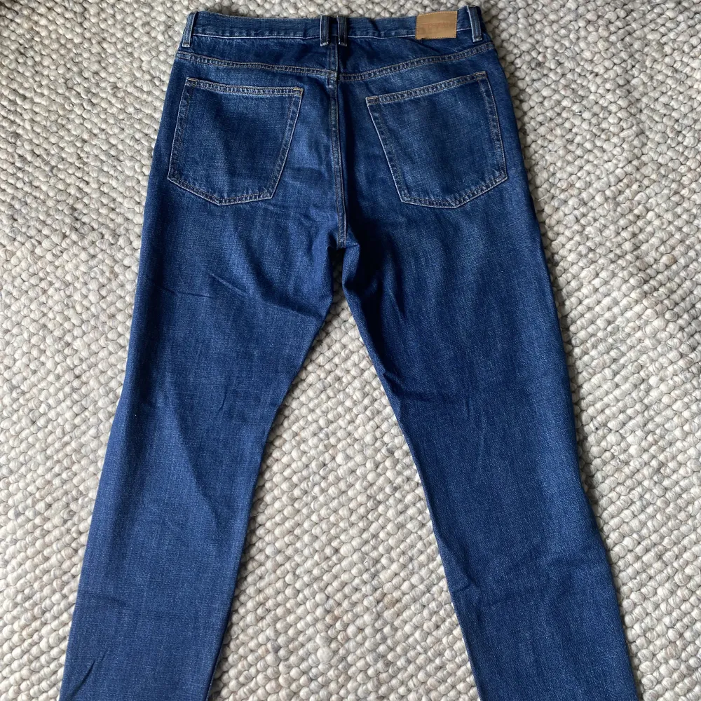 Säljer nu ett par riktigt schyssta Weekday Barrel Jeans! Skicket är mycket välvårdat och knappt använt! Pris kan förhandlas vid snabb affär!. Jeans & Byxor.