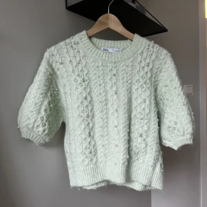 Finstickad grön tröja med pärlor - Jätte skön och gosig tröja , helt ny skick. Har aldrig kommit till användning.