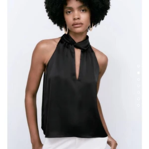 Topp zara - Supersnygg satin topp från zara!! Använd  1 gång så superbra skick❤️