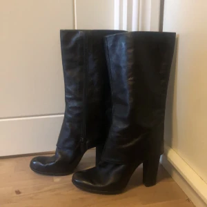 Stövlar - Supersnygga svarta stövlar med högre klack💕Storlek 37!