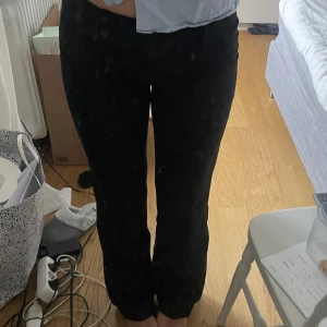 Lågmidjade kostymbyxor  - Intressekoll på dessa lågmidjade kostymbyxor från S.Oliver, perfekt skick!  Hör av dig vid frågor! 