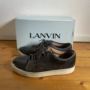 Lanvin skor - Mörkgrå lanvin skor i storlek 44/45. Skorna är bra skick men har en defekt som visas i bild två. 