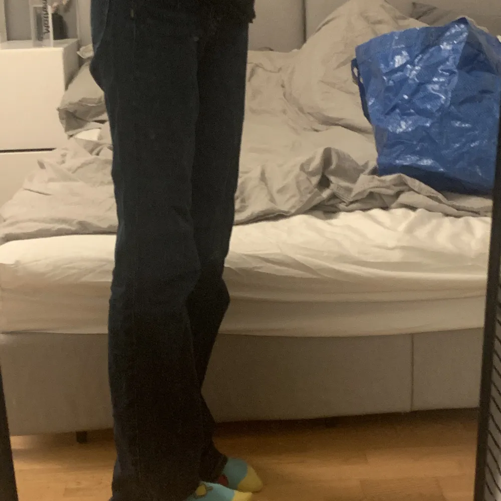 Jättesnygga bootcut jeans i bra skick. Är mörkblå men det syns inte pga av ljuset i bilden. Säg till om du vill ha fler bilder. Är i 32 men känns mer som 34💕. Jeans & Byxor.