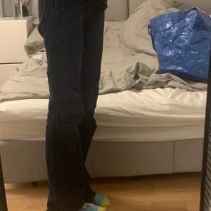 Jättesnygga bootcut jeans i bra skick. Är mörkblå men det syns inte pga av ljuset i bilden. Säg till om du vill ha fler bilder. Är i 32 men känns mer som 34💕