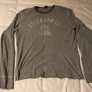 Tröja  - Fin tröja från abercrombie & fitch i fint skick, är i storlek M i herr men passar mig som har s/m i dam ( lite oversized då)  tryck gärna köp nu och använd plicks frakttjänst