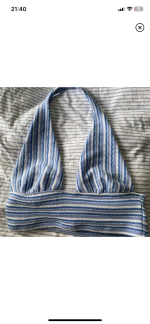 Linne - Blå sommartop. Den är i bra skick, fast har lite noppor (bild 3). Säljer då den inte kommer till användning.