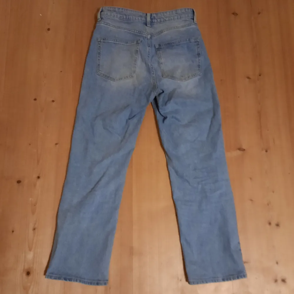 Jeans från H&M. Säljs pgr av att dom är för små. Passade när jag var ca 163 cm. Innerbenslängd: 68 Storlek S. Jeans & Byxor.