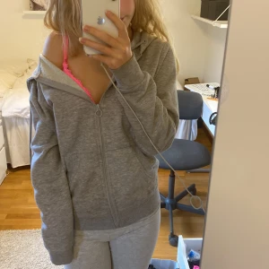 Grå zip up hoodie - en jättesöt grå zip up hoodie, ett måste i garderoben!💋