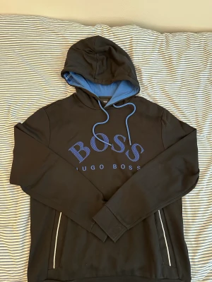 Hugo Boss Hoodie - Säljer min Hugo Boss hoodie som inte passar mig länge. Ej använt den så ofta så den är i ett väldigt bra skick!