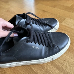 Arigato skor  - Väldigt lite använda. Fint skick! Endast dammiga. Säljs pga att de är urvuxna. Äkta såklart. Strl 40. Ny pris 2449kr. Mitt pris 1800kr vid snabb affär kan jag tänka mig att sänka priset.