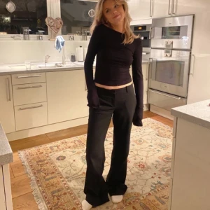 Nelly kostymbyxor - Lånad bild! Funderar på att sälja mina liknande kostymbyxor från nelly då de tyvärr är lite för stora 💓Endast använda 2 ggr, så som nya! Nypris: 499kr 