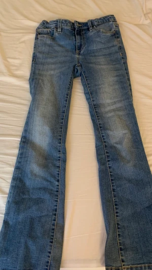Bootcut jeans blåa strl 146 - Bootcut jeans medelhög/lågmidjad midja. Bra skick använd några gånger. Men är för små för mig, skriv om du är intresserad eller vill ha mer bilder🤍