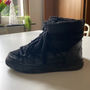 inuikii skor - jättefina skor som bara använts en vinter. Är lite sliten längst fram men annars jättefina!💕💕 pris går att diskutera 