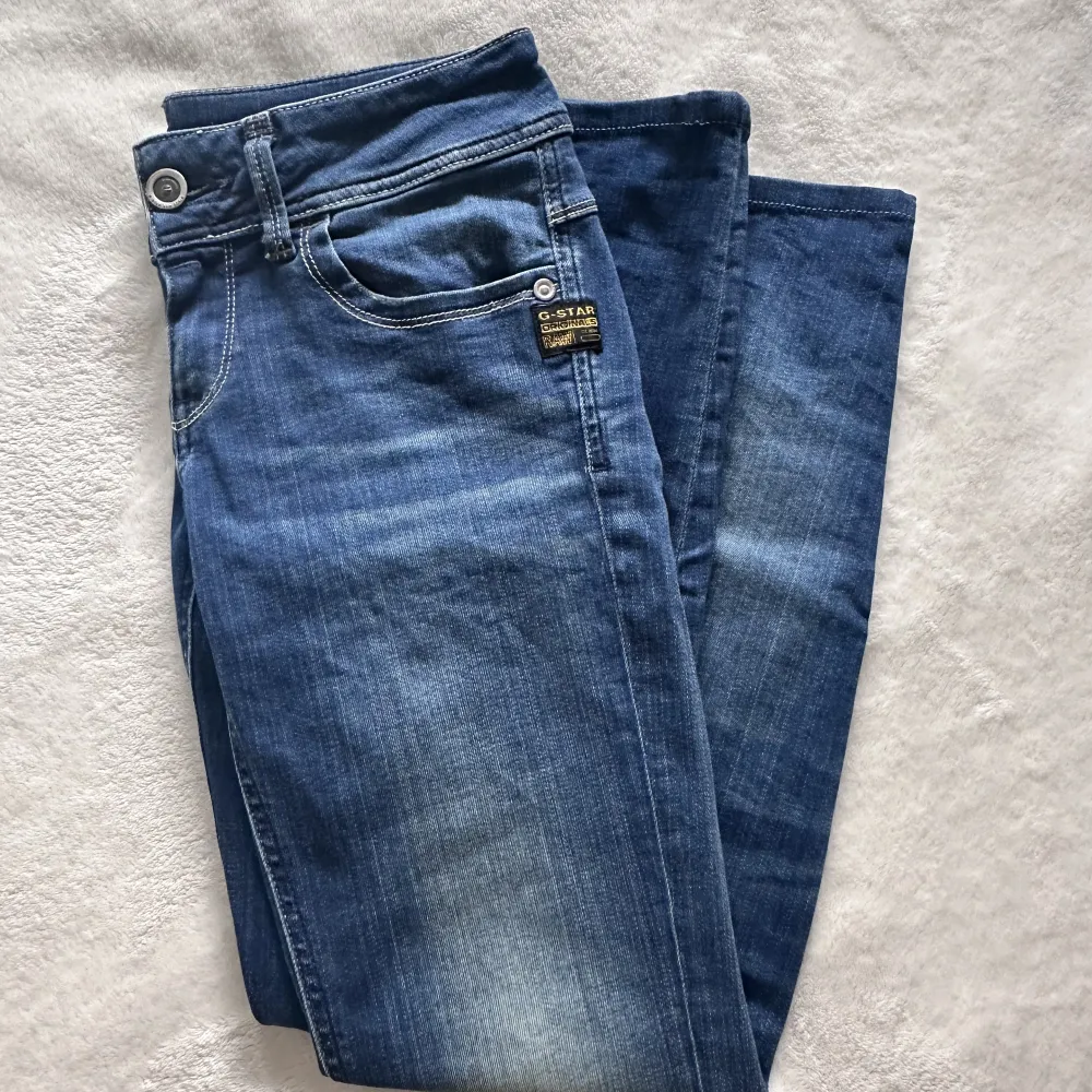 Säljer nu dessa lowwaist jeans då dom ej kommer till så mycket användning. Dom är 38cm rakt över. Skriv ifall ni undrar något eller är intresserade🥰Pris kan diskuteras vid snabb affär. Jeans & Byxor.