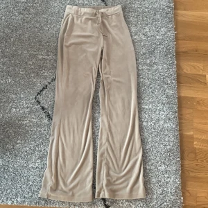 Beiga mjukisbyxor - Bra skick, från gina tricot. Väldigt sköna och fina. Säljer för att jag inte använde så mycket. Andvänt typ 3 g 