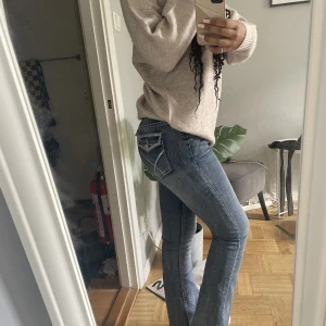 Jeans med diamant fickor - Säljer jätte fina byxor som jag har använt mycket men är i bra skick! Köpt från shein för 270 kr i vintras.❤️