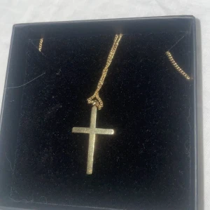  korshalsband  - Korshalsbans använd ett par gånger jätte bra skick 4 månader gammalt 