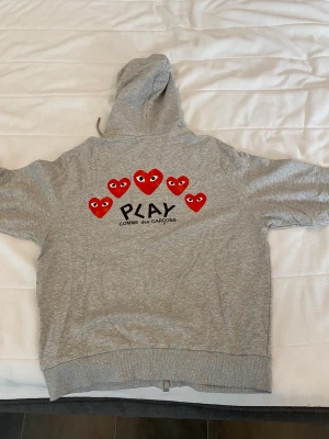 Cdg play zip - Säljer nu min helt nya cdg play zip i storlek m, säljer den för den inte passade, köpt här på Plick. skulle säga att den passar dig mellan 170-190. (Pris kan diskuteras) för fler frågor eller bilder så skriv