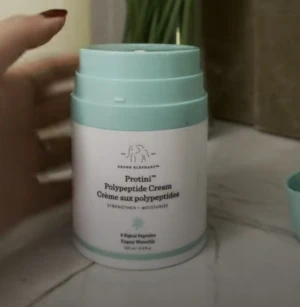 Drunk elephant  - Säljer denna drunk elephant då den inte passar min hudtyp. Jag har provat den endast en gång så nästintil orörd.