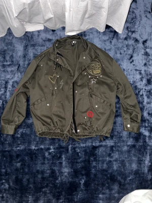 Jacka - En jätte söt vår/höst jacka. Med coola detaljer på. Väldigt bra skick! Storlek 36 men oversize😆