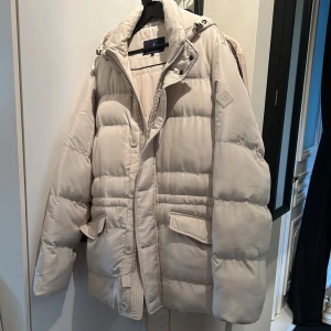 Jacket london - Helt ny jacket london vinter höst vårjacka, krämvit köpt från deras hemsida.  Storlek xl på jackan.  Kostar 3000:- köpte på rea för 2300 men jag har aldrig använt den.   Vill du ha en snygg vinterjacka i stor Large xl så köp denna.