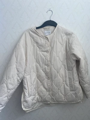 Jacka Stockholm  - Heej! Jag säljer min superfina jacka från märket Stockholm, köpt på MQ. Storlek Xs 💕 Endast använd en gång och är därmed i väldigt fint skick! Säljs för 500 kr eller prisförslag🥰