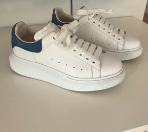 Alexander mcqueen sneakers - Säljer nu mina sneakers från Alexander mcqueen. Storlek 37. Köpta på selfridges i London för något år sedan men knappt använd. Super fint skick och går även att tvätta upp om man önskar! Inga synliga slitage. 