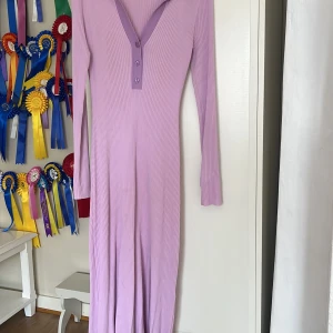 Adoore klänningar  - Adoore klänning storlek 40 fin och endast använd ca 2 gånger Stretchigt skönt material  Säljer då den är lite för stor för mig🥰nypris 1495kr säljer för 500kr