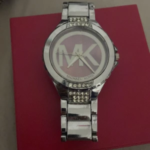 Mk klocka  - Den är knappt använd den ligger bara o dammar i mitt rum 