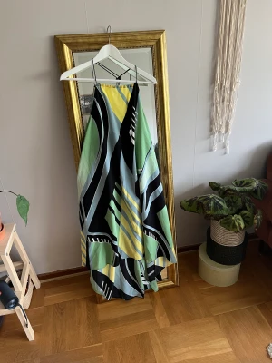 Mönstrad klänning - Mönstrad klänning från Weekday. Den är oversized och öppen i ryggen. Använd 2 ggr så i jättegott skick. 