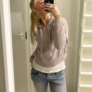 Stickad tröja från JDY - Stl S, defekter - nopprig. Köp direkt för 250 kr ❤️