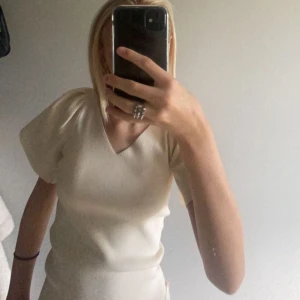 Beige topp - Beige topp från Vero Moda använd en gång❣️