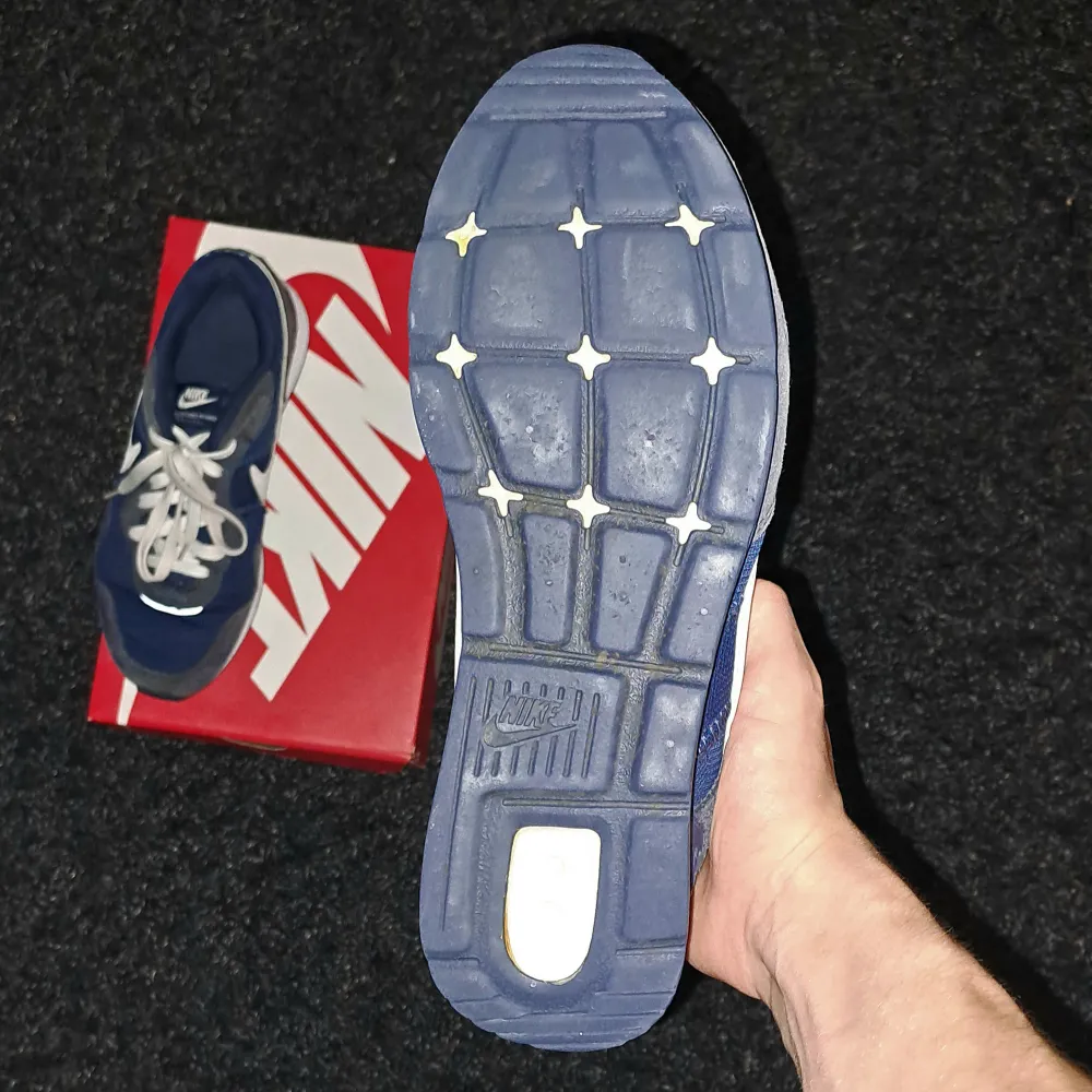 Inga defekter föturom att taggen på högra skon är omsydd. Original skosnören är borta också. Säljer för de är för små.. Skor.