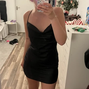 Svart klänning  - Svart siden klänning från monki, helt oandvänd med prislapp kvar. Tryck ej på köp nu!!