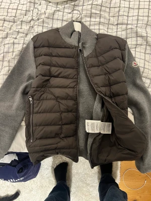 Moncler cardigan size 4 - Size 4, motsvarar M/L, för liten för mig och därför jag säljer Hör av dig vid någon fundering! :)  Ge prisförslag!