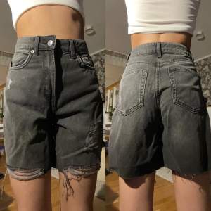 längre högmidjade shorts ifrån h&m i storlek 32. 