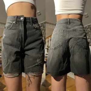 långa högmidjade shorts - längre högmidjade shorts ifrån h&m i storlek 32. 