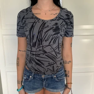 T-shirt  - Jättesöt T-shirt! Skulle säga att den är en S då den är lite stor på mig som har xs. 60kr plus frakt 