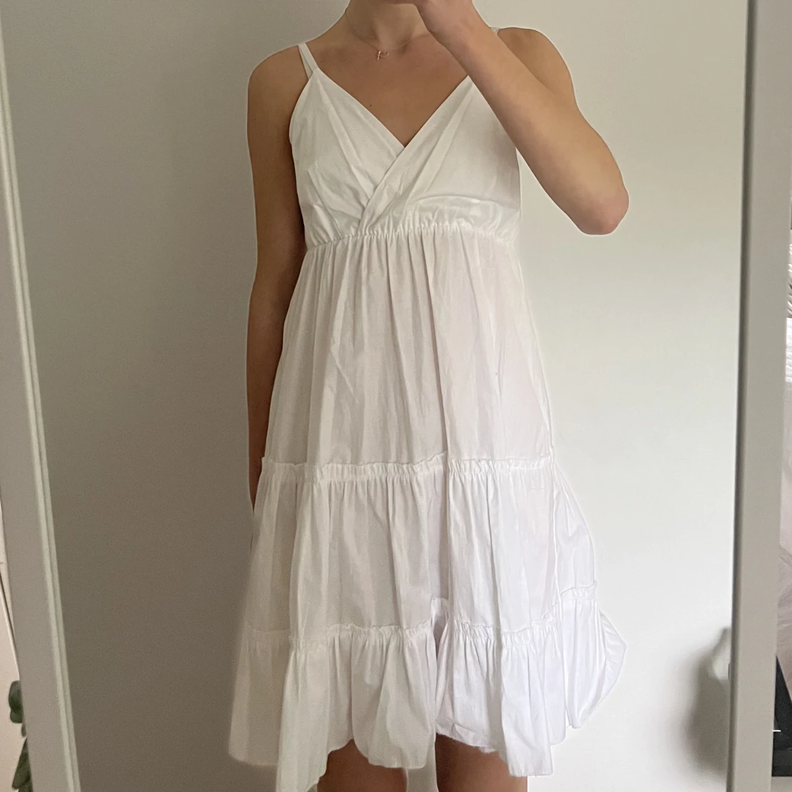 vit volang klänning