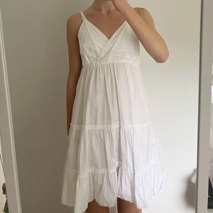 vit volang klänning - vit volang klänning köpt på marknad i italien för ca 200kr. aldrig använd med lapp kvar då jag tycker den är för stor på mig. skulle säga att det är en stor S. funkar både till vardags men oxå som uppklätt. 🤍