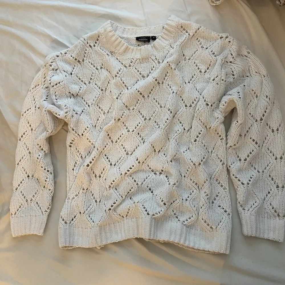 vit grovstickad tröja med mönster/hål. storlek M, jättebra skick. möts i stockholm eller fraktar . Hoodies.