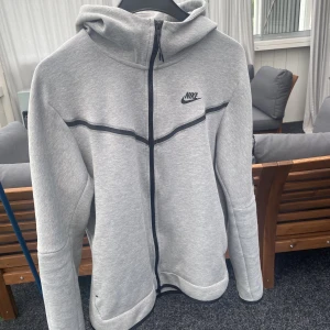 Nike tech fleece kofta - Nike tech fleece kofta i fint skick  Strlk L (fläckfri hålfri)