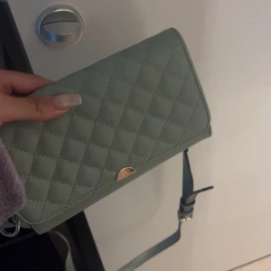 Väska  - En jätte fin grön väska, som ja knappt använt. Skriv om ni har några frågor privat!