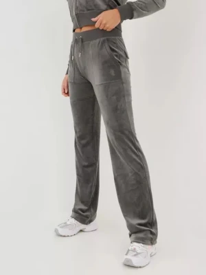 Juicy Couture - Säljer nu mina mörk gråa juicy couture byxor som inte kommer till användning längre. Köptes för 6 månader sen men använt kanske 4 gånger, de är i riktigt bra skick. Pris kan diskuteras vid snabb affär.