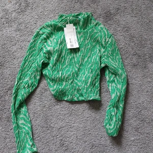 Top zara - Oanvänd top ftån zara(kort modell)