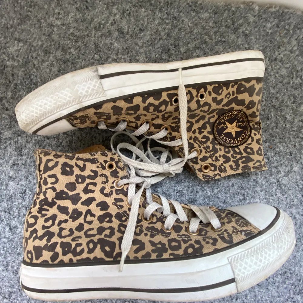 Säljer mina leopardmönstrade Converse som jag köpte för längesen. Säljer då de inte är min stil🐆. Skor.